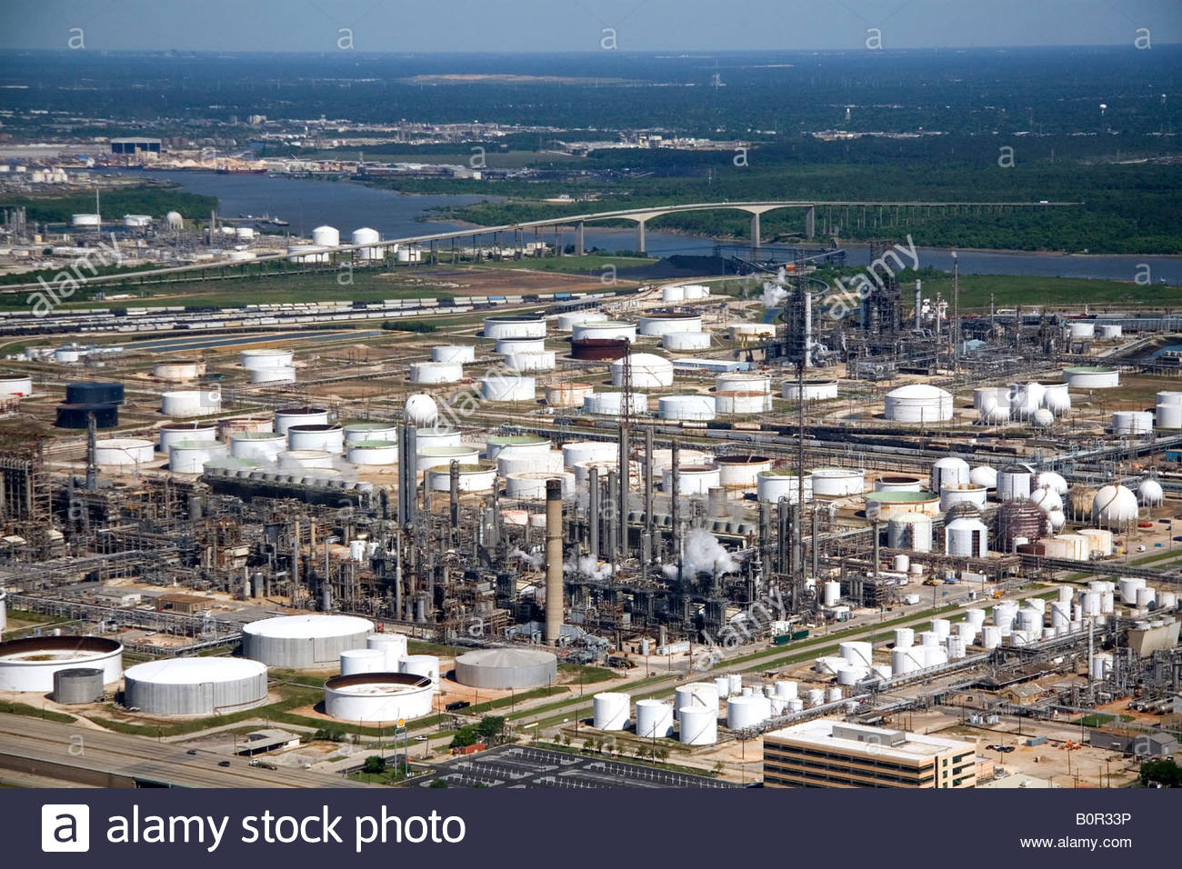 Oil Flows to Refineries at a Record Pace Despite Slipping Prices