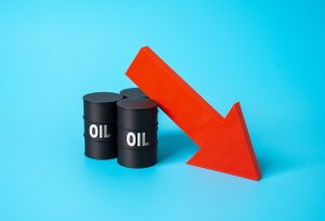 oil barrels with a red arrow going down